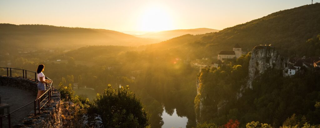 Week-end romantique dans le Lot au coucher du soleil sur la vallée