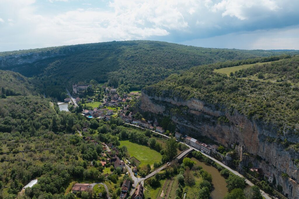 Paysage des Causses du Quercy dans le Lot, falaises et vallée verdoyante
