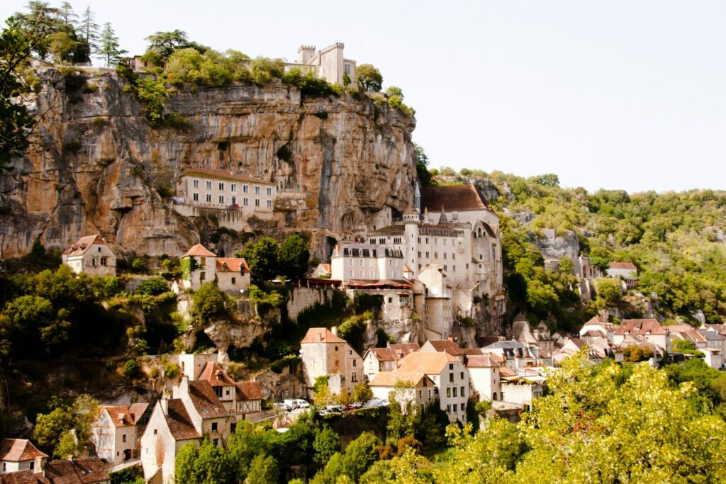 Sanctuaire de Rocamadour accroché à la falaise dans le département du Lot
