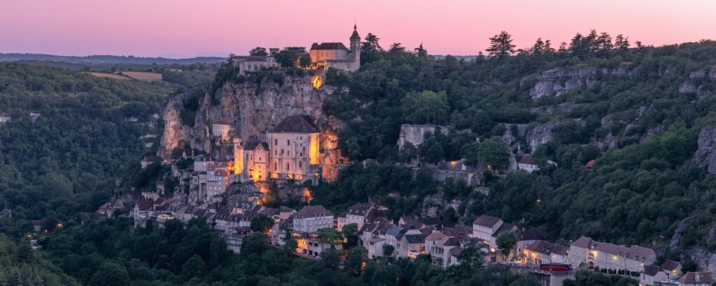 Rocamadour illuminé au coucher du soleil, village perché emblématique du Lot