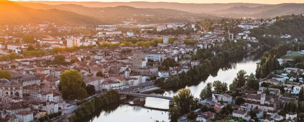 Vue aérienne de Cahors au coucher du soleil avec la vallée du Lot