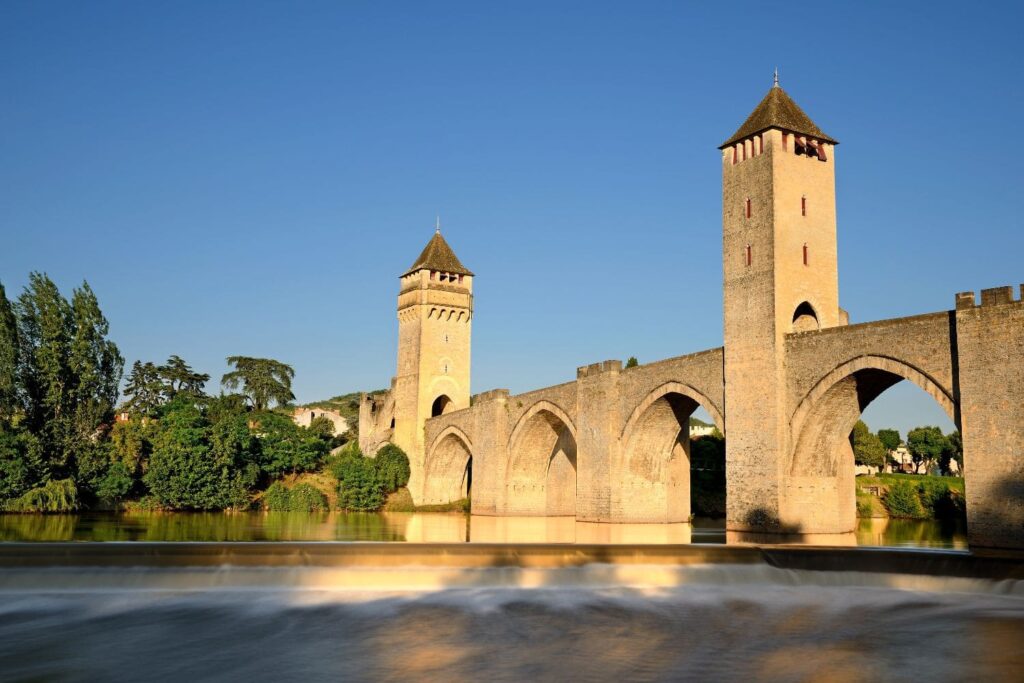 Pont Valentré à Cahors traversant le Lot, monument médiéval emblématique
