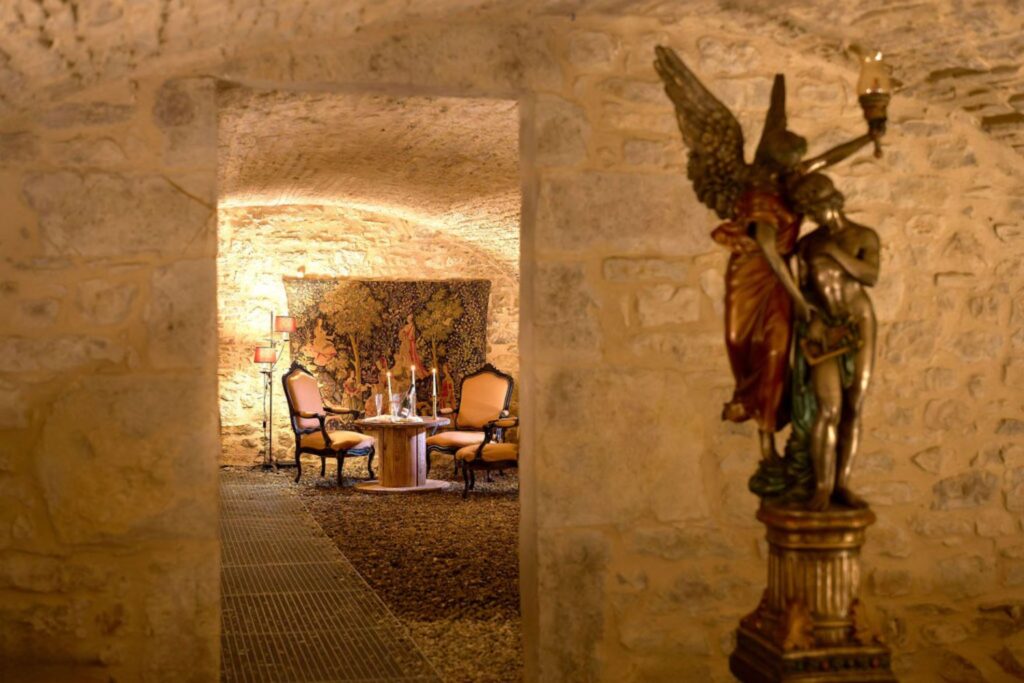 Salle de dégustation de vins dans la cave du Domaine de Labarthe dans le Lot
