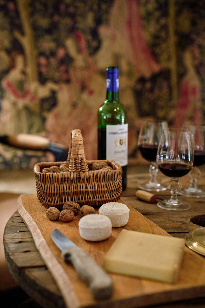 Dégustation de vin du Lot accompagnée de fromage Rocamadour dans une cave