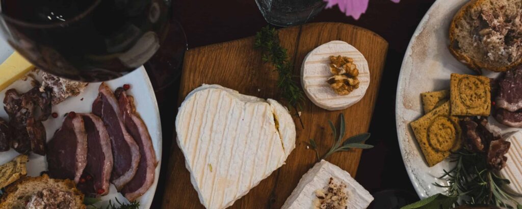 Spécialités du Lot avec vin de Cahors, fromages de chèvre, noix et produits du terroir lotois