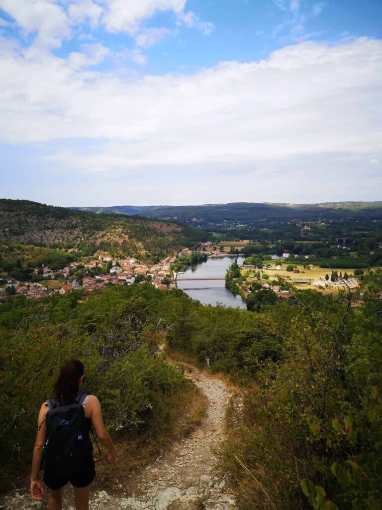Randonneuse sur le circuit du Point de Vue à Douelle avec panorama sur la vallée du Lot
