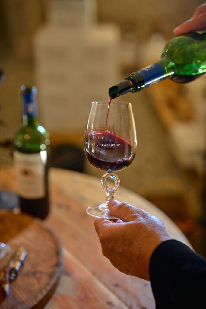 Dégustation de vins de Cahors au Domaine de Labarthe après une randonnée dans le Lot