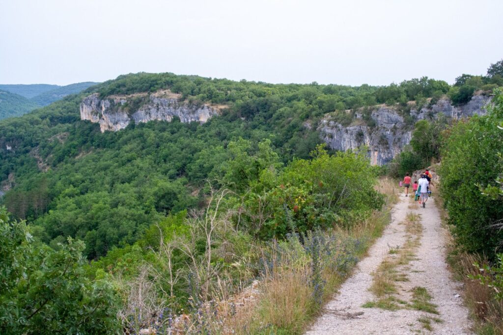 Randonneurs sur les sentiers du Géoparc mondial UNESCO des Causses du Quercy