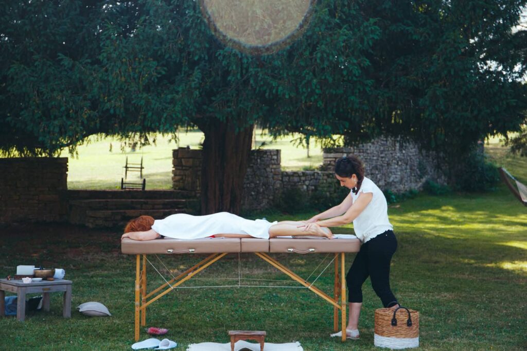 Massage en plein air au Domaine de Labarthe après une journée de randonnée dans le Lot