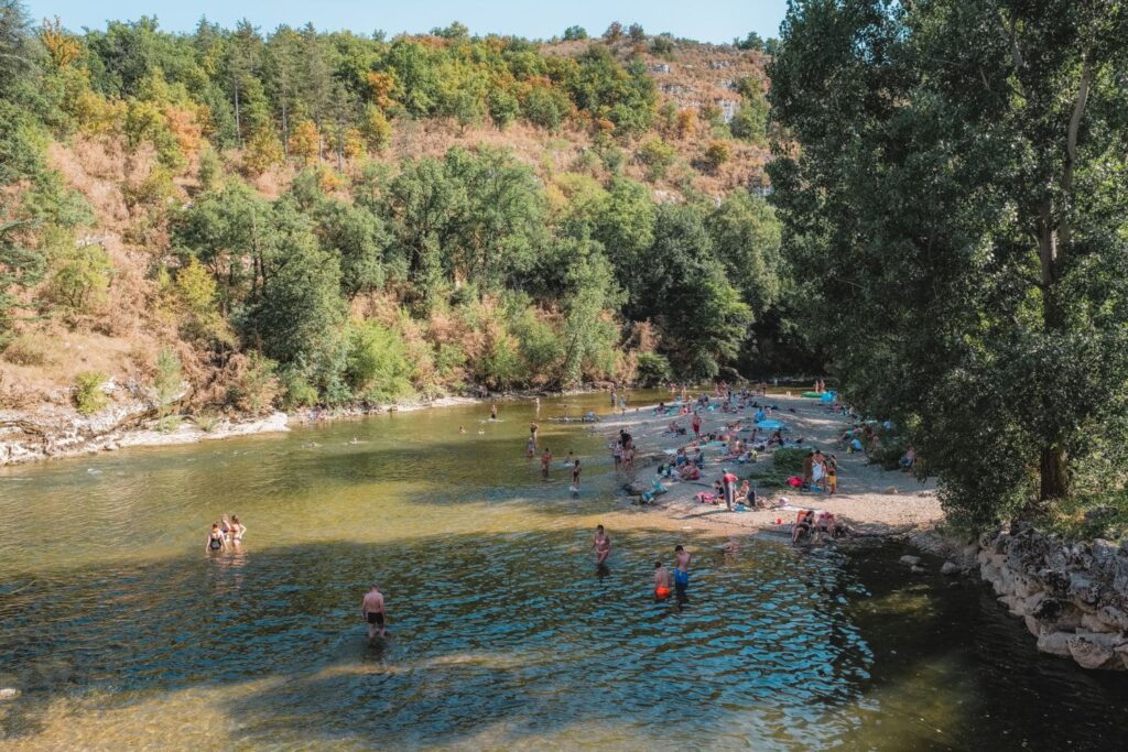 Baignade dans la rivière du Célé à Cabrerets dans le Lot