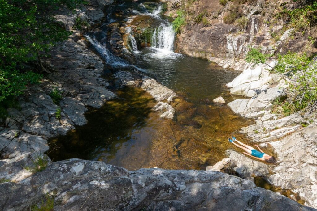 Baignade sauvage dans le Lot à la cascade du Saut de Vieyres