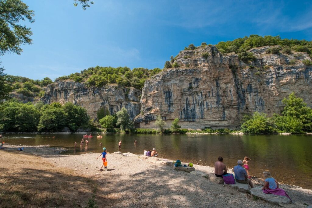 Baignade à la plage de Gluges sur la Dordogne