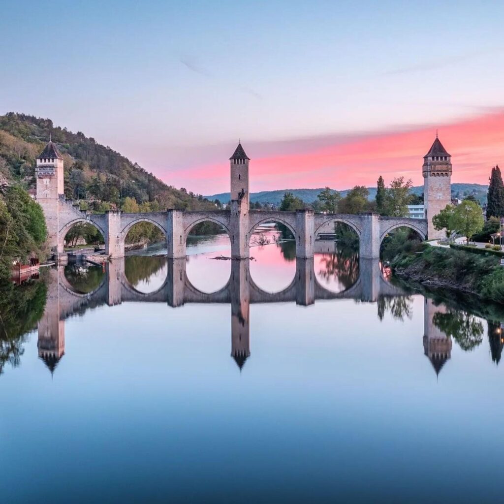 Pont Valentré à Cahors se reflétant dans les eaux du Lot