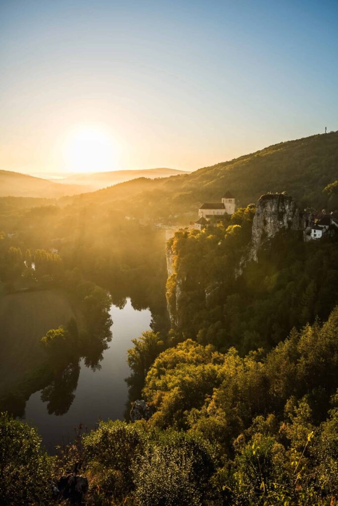 Saint-Cirq-Lapopie dominant la vallée du Lot au lever du jour