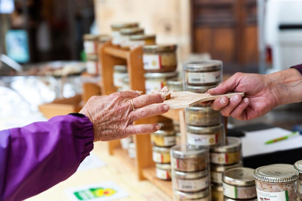 Dégustation de foie gras sur le marché de producteurs de Gourdon