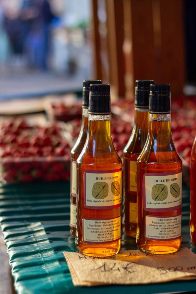 Bouteilles d'huile de noix sur le marché de Cahors