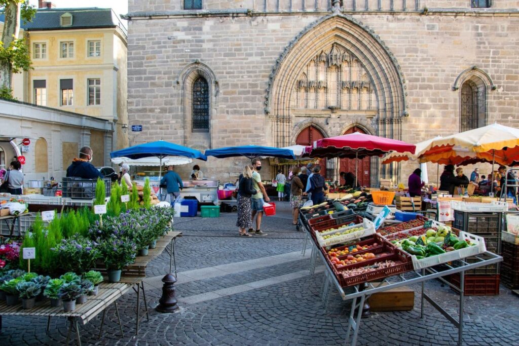 Marché de Cahors devant la cathédrale Saint-Étienne