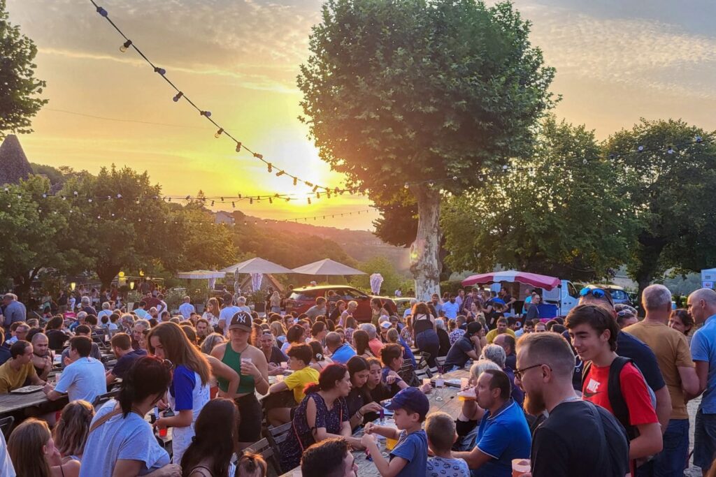 Marché gourmand de Loubressac au coucher du soleil