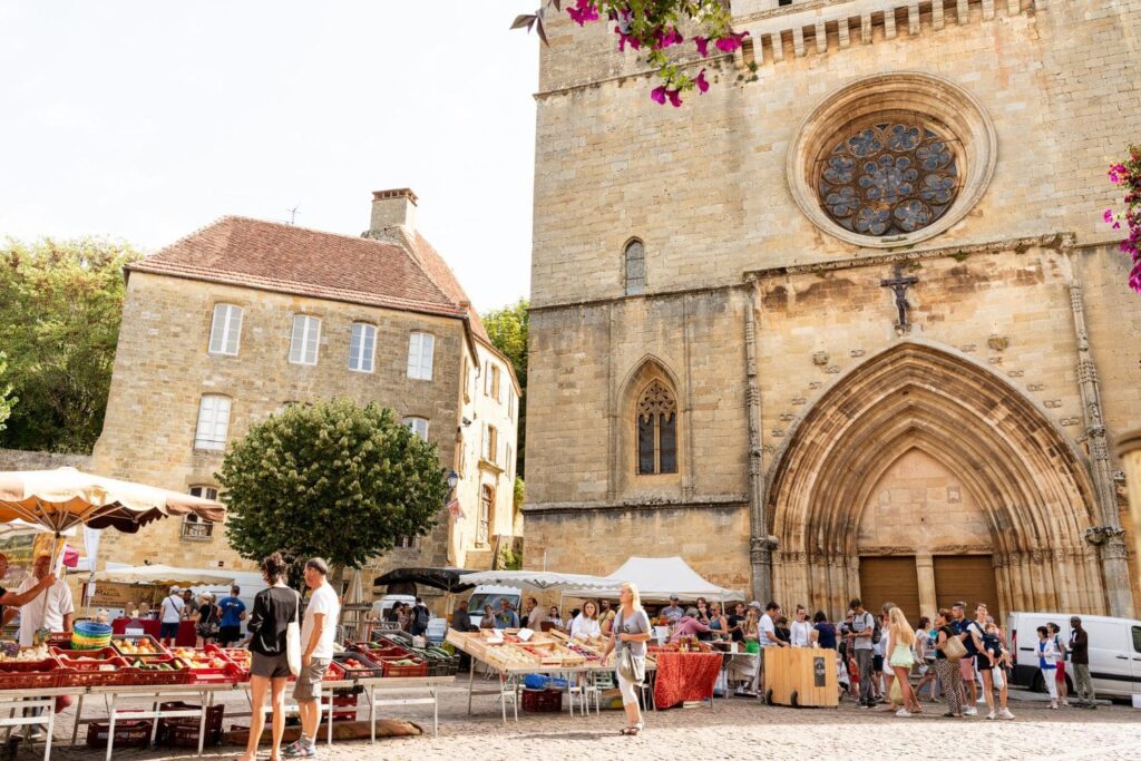 Marché de producteurs de Gourdon devant l'église Saint-Pierre