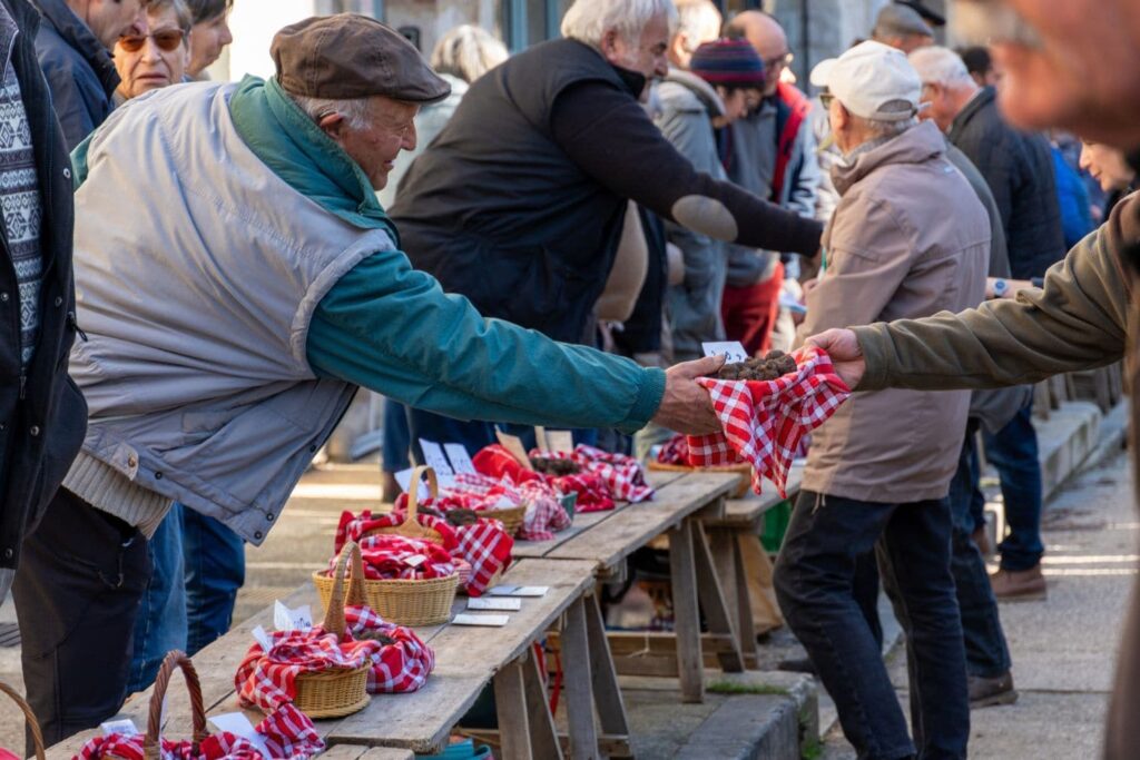 Vente de truffes au marché aux truffes de Lalbenque