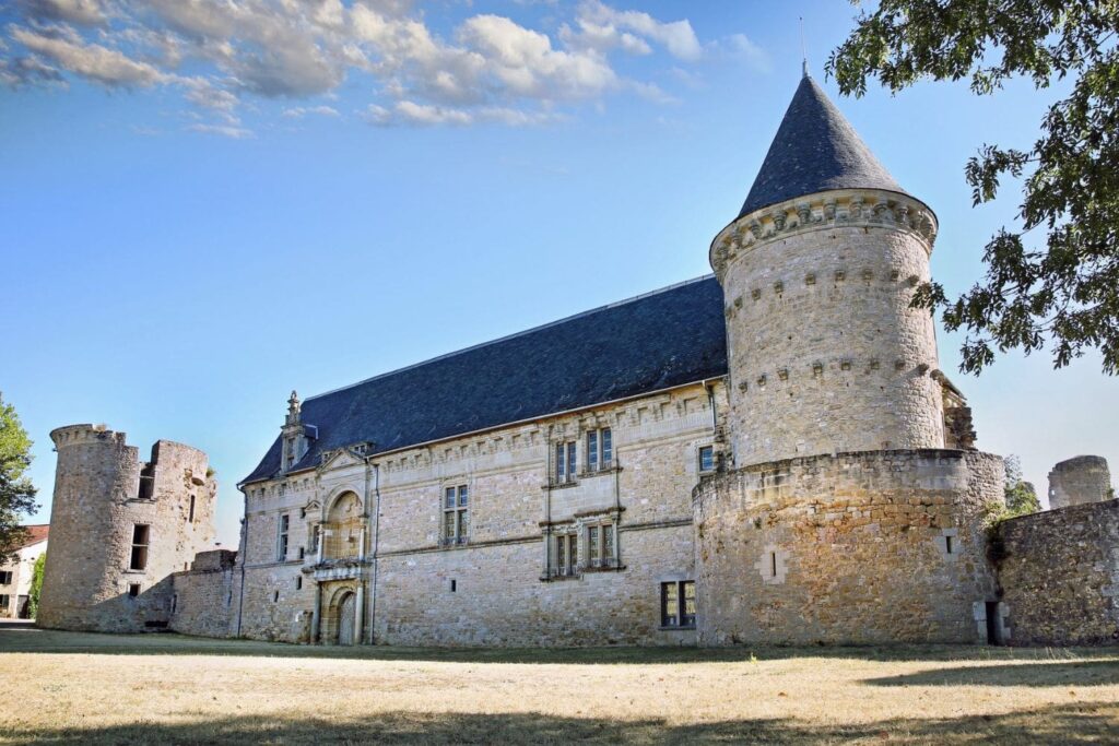 Façade Renaissance et tour ronde du château d’Assier