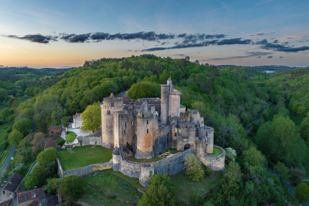 Château fort de Bonaguil et ses imposantes tours médiévales