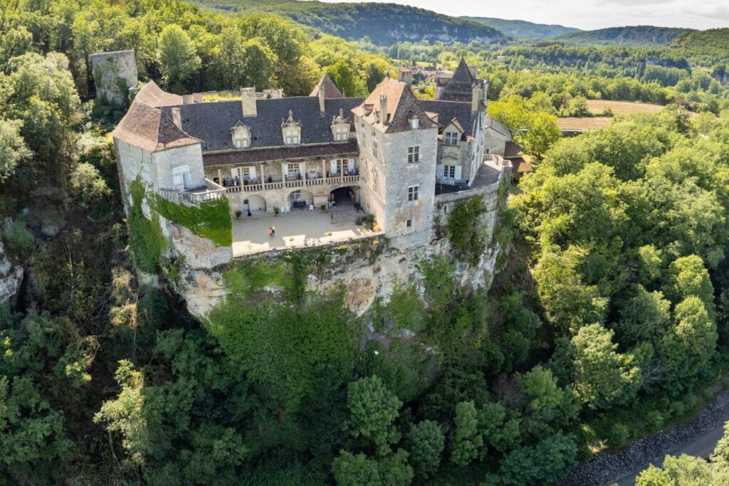 Château de Cénevières perché sur une falaise au-dessus de la vallée du Lot
