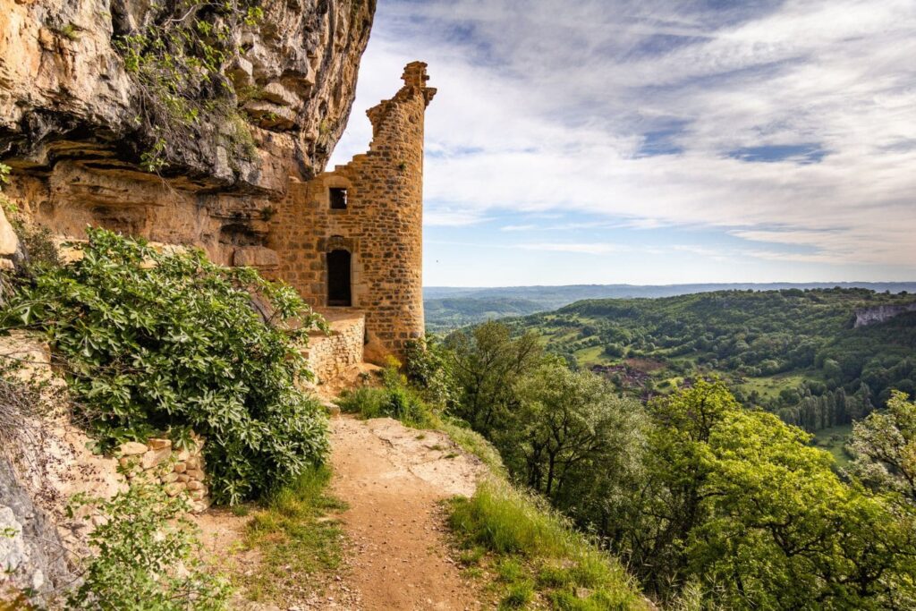 Vestiges du château des Anglais nichés dans la falaise d’Autoire