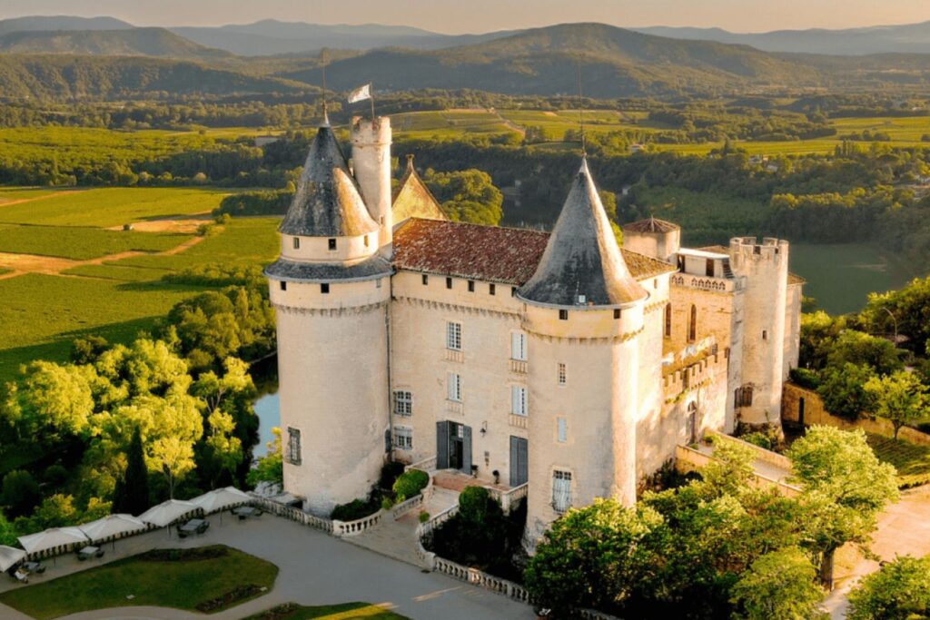 Château de Mercuès dominant les vignobles près de Cahors