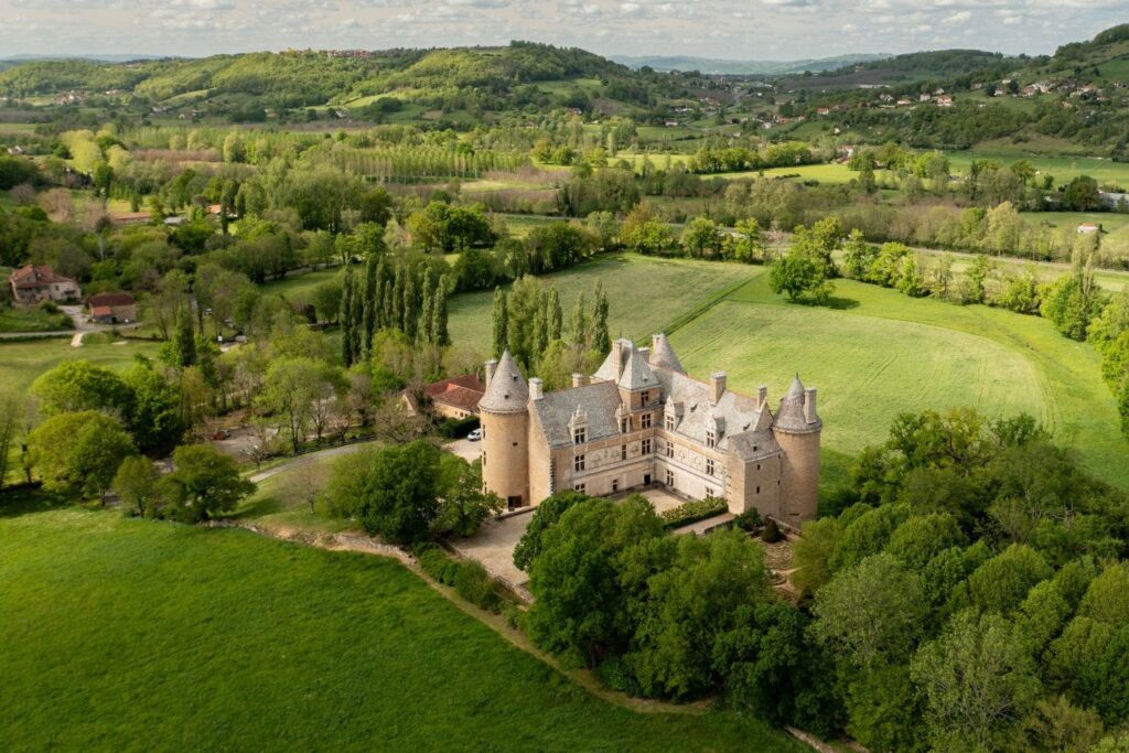 Château de Montal et ses façades Renaissance entourées de verdure